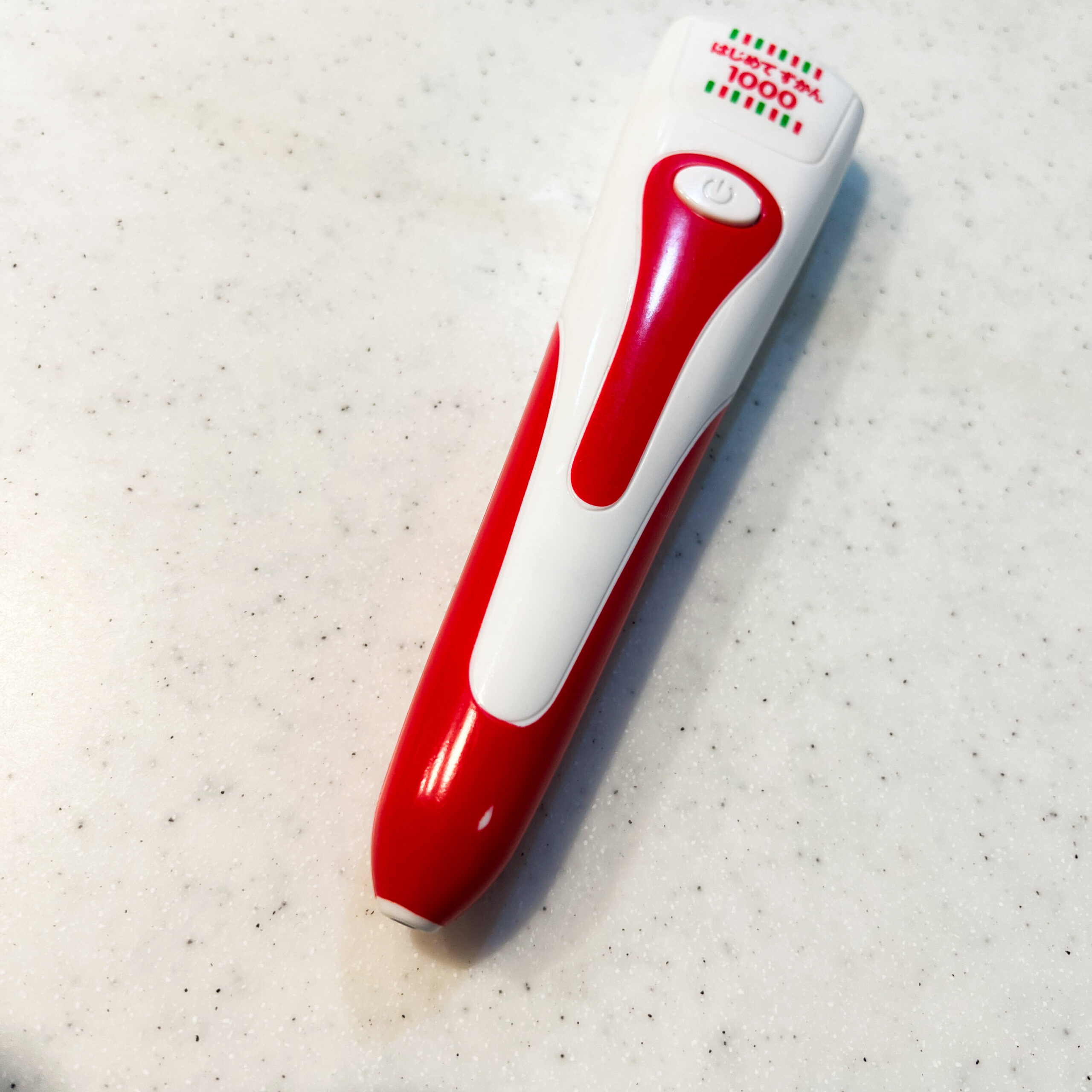 はじめてずかん1000を2歳がタッチペンで遊んでいる